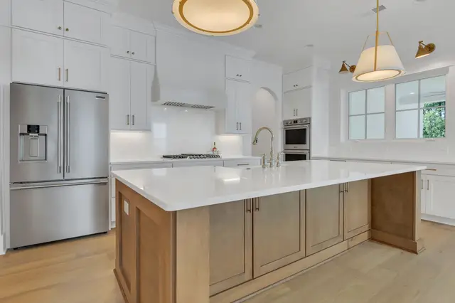 Sand island with a quartz top and Timberland White perimeter
